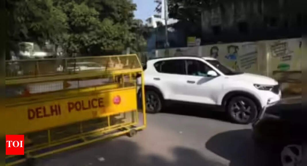 delhi-bomb-scare:-dps-dwarka-receives-threat-call;-search-operations-underway