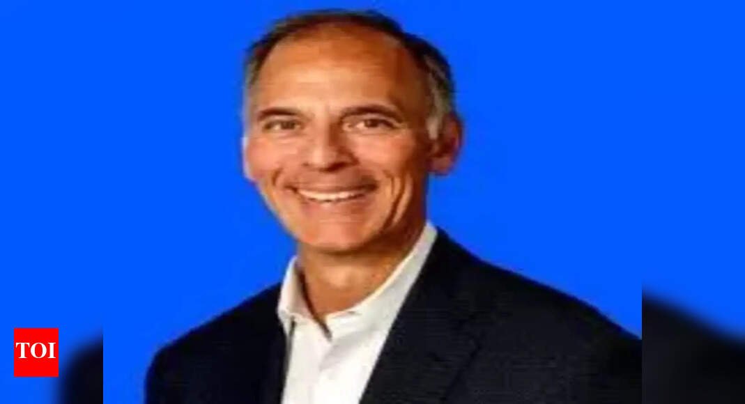 moody’s-chief-economist-thinks-the-us-is-on-the-verge-of-recession-has…