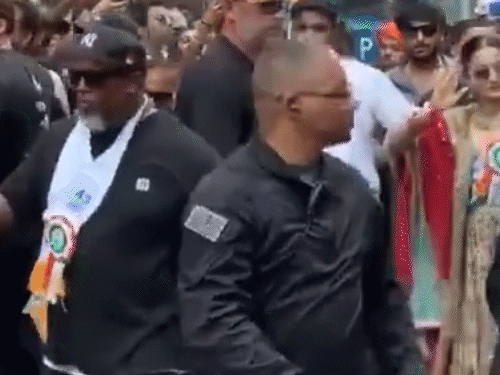 न्यूयॉर्क-की-सड़कों-पर-हाथ-थामे-नजर-आए-रश्मिका-विजय:सोशल-मीडिया-पर-वायरल-हुआ-वीडियो,-यूजर्स-बोले-पहले-से-शादीशुदा-लगते-हैं