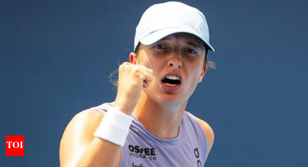 iga-swiatek-waves-off-cameraman-while-changing-clothes-after-beating-elena-rybakina-at-cincinnati-open-semi-final