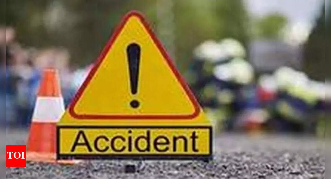 karnataka-bus-accident:-2-killed,-5-injured-after-private-bus-collides-with-divider-in-haveri;-probe-underway