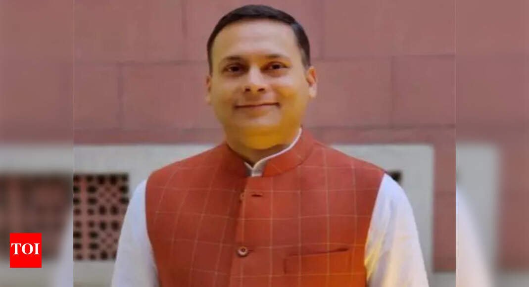 ‘ghuspaithiya-bachao-yatra’:-bjp-targets-rahul’s-‘voter-adhikar-yatra’-after-psephologist’s-apology