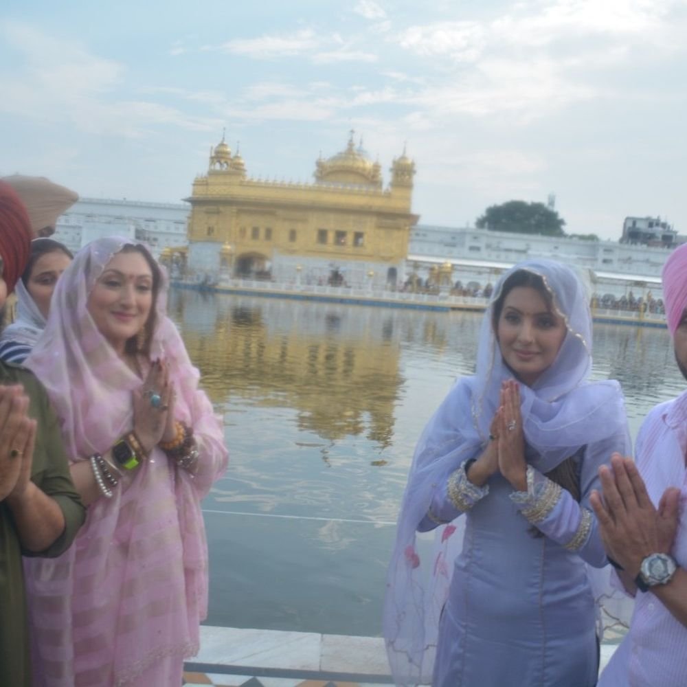 राज-कुंद्रा-और-क्रिकेटर-हरभजन-सिंह-गोल्डन-टेंपल-पहुंचे:गीता-बसरा-संग-सुनीता-आहूजा-ने-की-अरदास,-फिल्म-मेहर-के-लिए-मन्नत-मांगी