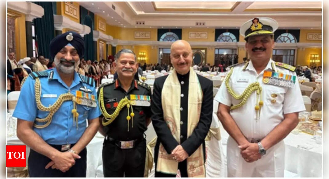 anupam-kher-feels-‘honoured-&-humbled’-standing-next-to-the-chiefs-of-armed-forces