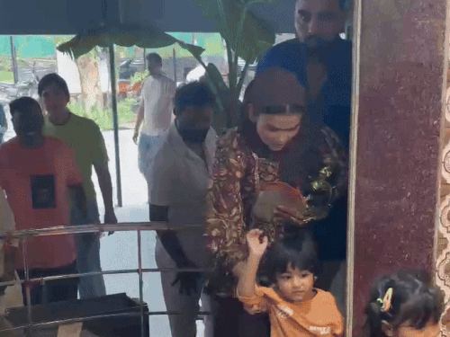 यूट्यबर-अरमान-मलिक-चंडीगढ़-के-काली-माता-मंदिर-पहुंचे:पूजा-कर-शाम-की-आरती-में-हुए-शामिल,-यहीं-पर-बेटी-होने-की-मन्नत-मांगी-थी