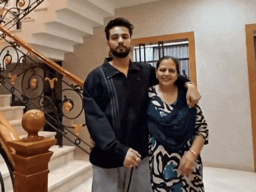 मां-के-जन्मदिन-पर-नहीं-पहुंचे-एल्विश-यादव:फोन-पर-दी-बधाई,-पिता-बोले-फायरिंग-का-डर-नहीं,-शूटिंग-के-चलते-घर-से-दूर