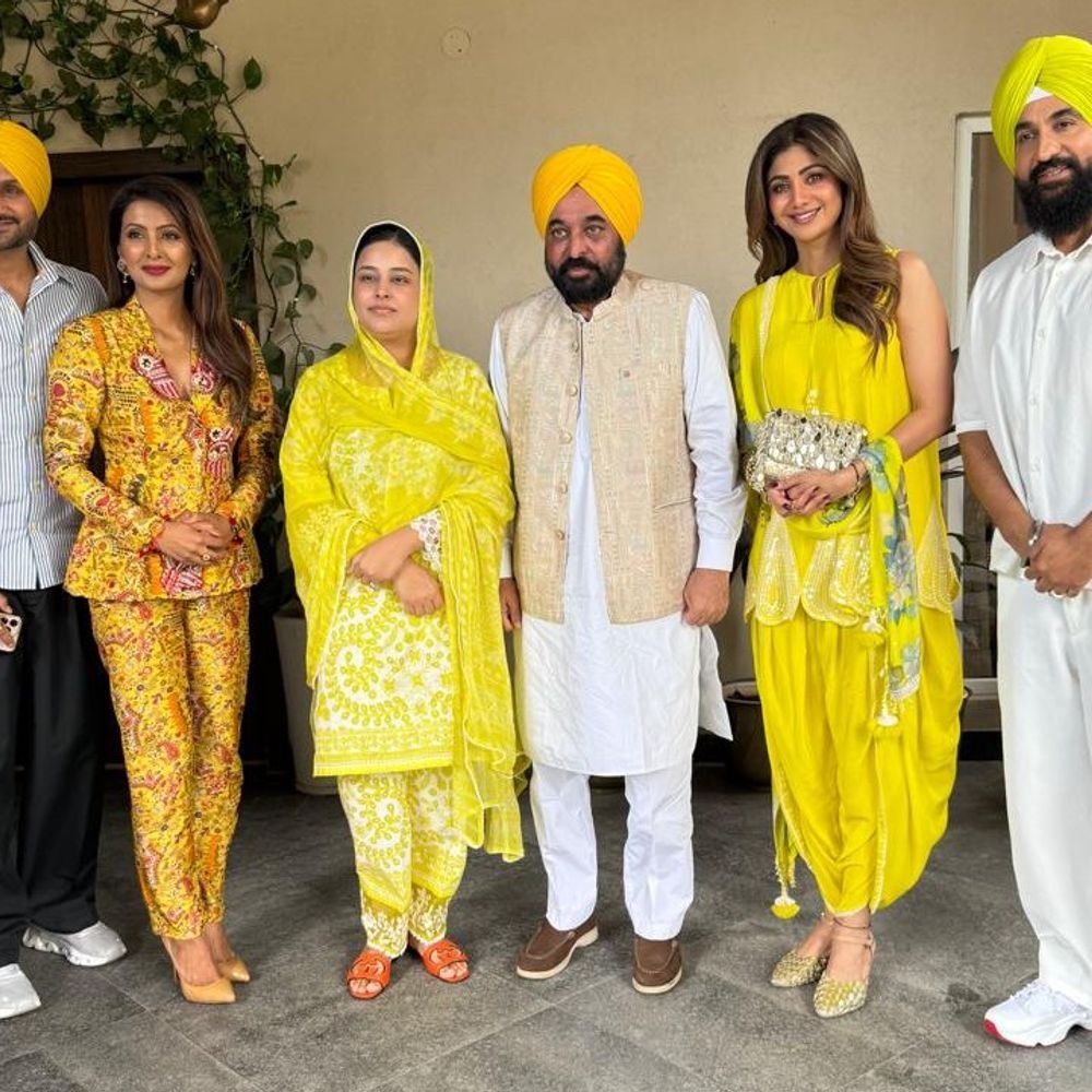 बॉलीवुड-अभिनेत्री-शिल्पा-शेट्टी-पति-संग-cm-मान-से-मिलीं:​​​​​पूर्व-क्रिकेटर-हरभजन-और-पत्नी-गीता-बसरा-भी-रहीं-मौजूद;-फिल्म-मेहर-की-प्रमोशन-कर-रहे