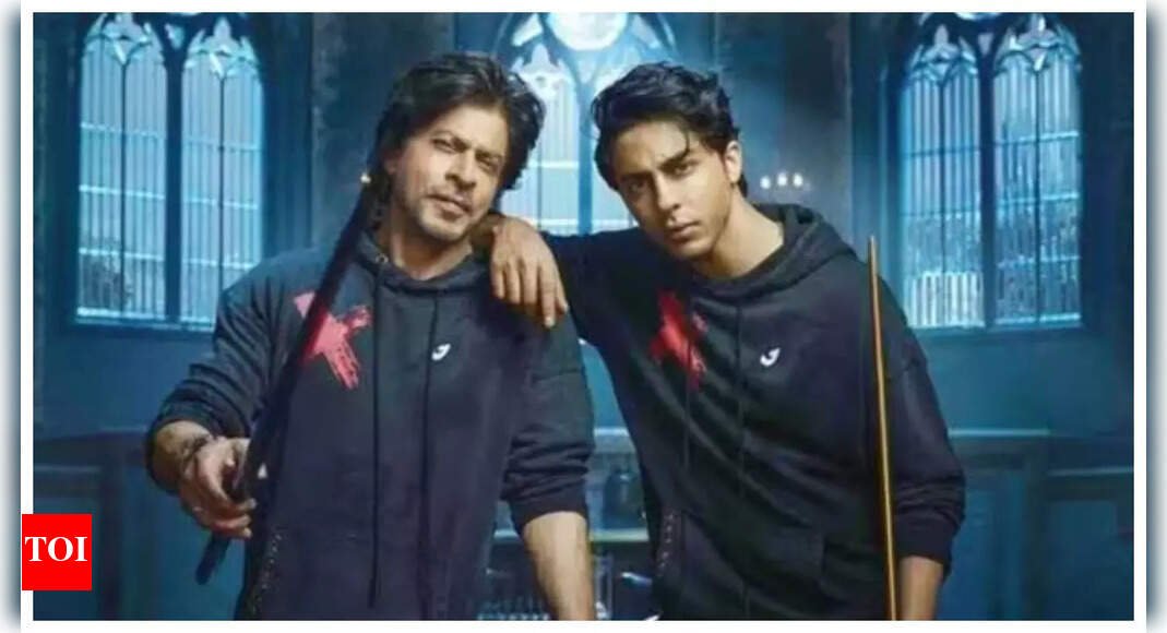 shah-rukh-khan-gets-emotional-as-he-invites-aryan-khan-on-stage,-reveals-first-reaction-to-the-ba***ds-of-bollywood:-‘kahin-yeh-mannat-ka-cctv…’