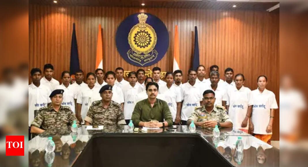 maoists-surrender-in-narayanpur,-dantewada-districts,-5-held-in-bijapur