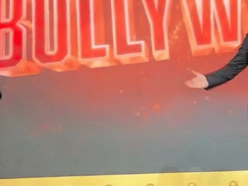 फ्रैक्चर-हाथ-के-साथ-बेटे-को-सपोर्ट-करने-पहुंचे-शाहरुख:डायरेक्टोरियल-डेब्यू-पर-बोले-आर्यन-गलती-हो-तो-माफ-करना,-मां-गौरी-भी-दिखीं-साथ