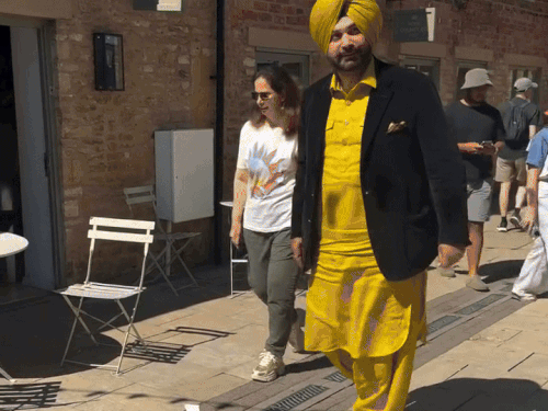 नवजोत-सिंह-सिद्धू-परिवार-के-साथ-पहुंचे-इंग्लैंड,video:रूरल-एरिया-कोट्सवॉल्ड-में-बिता-रहे-समय;-कपिल-शर्मा-शो-की-शूटिंग-के-बीच-ब्रेक