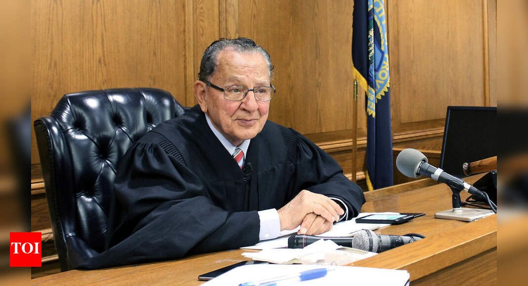 frank-caprio,-beloved-judge-on-emmy-nominated-‘caught-in-providence’,-passes-away-at-88