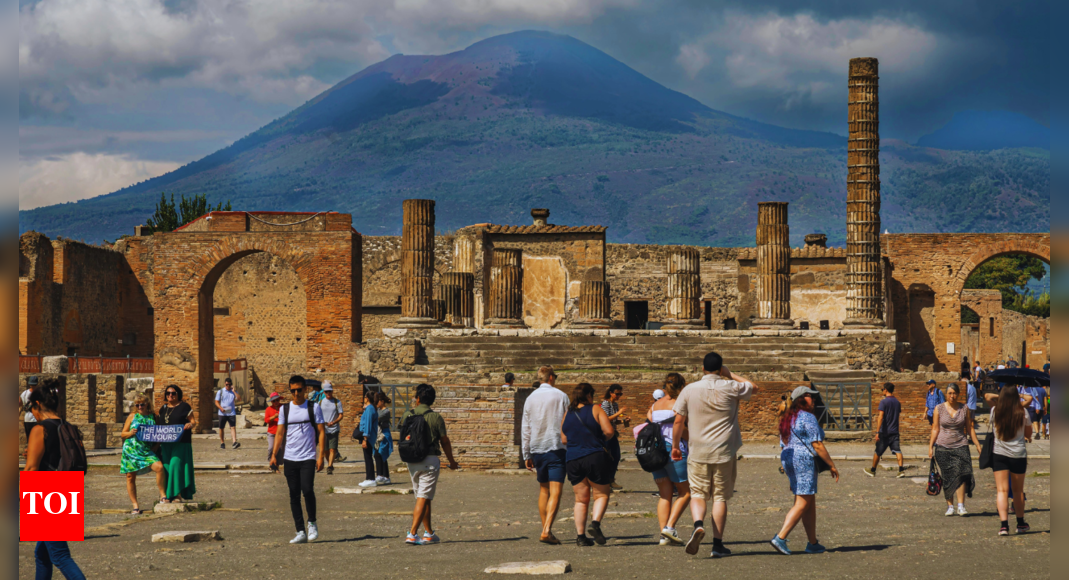 could-stealing-from-pompeii-really-bring-a-curse?-tourist-finds-out-the-hard-way