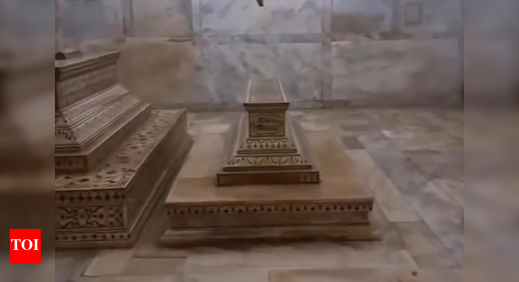 watch:-man-walks-into-taj-mahal’s-restricted-chambers-which-houses-shah-jahan-&-mumtaz-mahal’s-real-graves