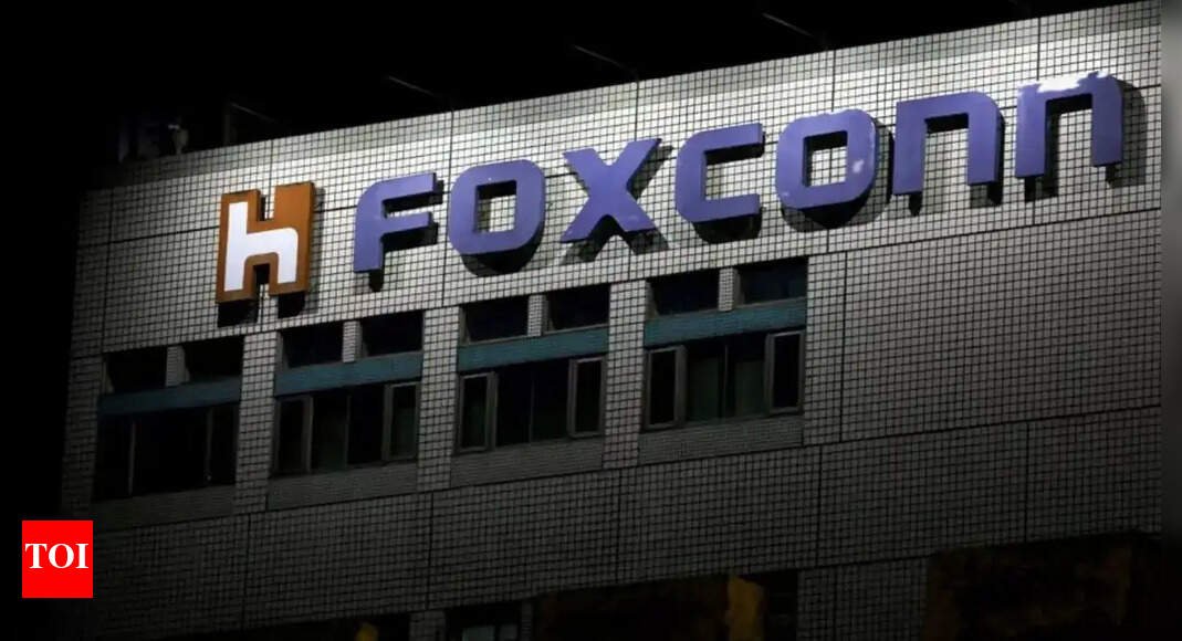 send-back-engineers:-beijing-tells-foxconn;-300-staff-recalled-as-iphone-17-launch-nears