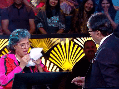 kbc-में-दिखा-बिग-बी-का-रोमांटिक-अंदाज:कंटेस्टेंट-को-दी-नैपकिन-और-फिर-जेब-में-रख-लिया,-यूजर्स-बोले-हेल्दी-फ्लर्ट