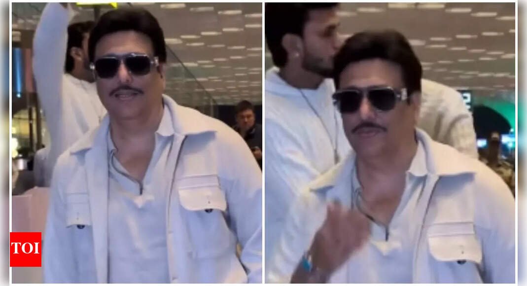 govinda’s-first-public-appearance-amid-divorce-rumours-with-sunita-ahuja,-gives-flying-kisses-to-paps