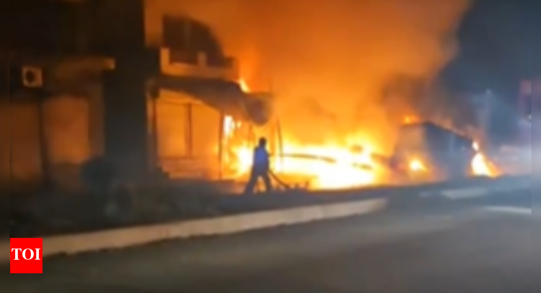 lpg-tanker-collides-with-pickup-truck-in-punjab:-20-severely-burnt,-1-dead