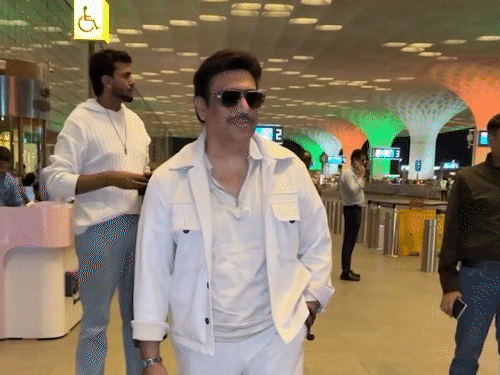 तलाक-की-खबरों-के-बीच-एयरपोर्ट-पर-स्पॉट-हुए-गोविंदा:स्टाइलिश-अंदाज-में-पैपराजी-को-दिए-पोज,-फ्लाइंग-किस-करते-भी-आए-नजर