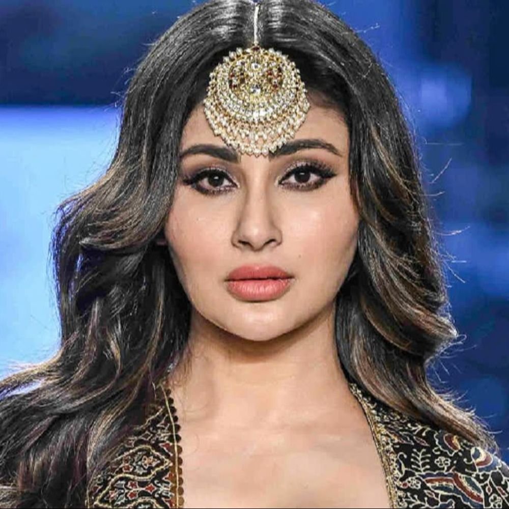 यूजर-की-सर्जरी-सलाह-पर-मौनी-रॉय-का-करारा-जवाब:बोलीं-जिंदगी-में-कुछ-अच्छा-काम-कीजिए,-सोशल-मीडिया-पर-प्यार-बांटिए