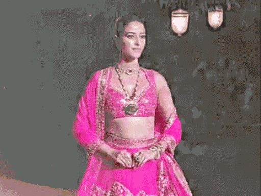 अनन्या-पांडे-ने-पहनी-आमेर-फोर्ट-से-इंस्पायर-ड्रेस:डिजाइनर-पुनीत-के-शो-में-सनी-कौशल-पहुंचे,-भूमि-पेडनेकर,-डायना-पेंटी-भी-रैंप-पर-उतरीं