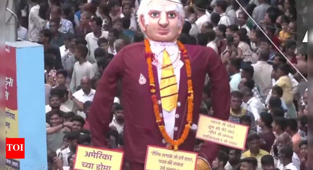 watch:-giant-donald-trump-effigy-paraded-at-nagpur-festival;-protesters-oppose-us-tariffs-on-india