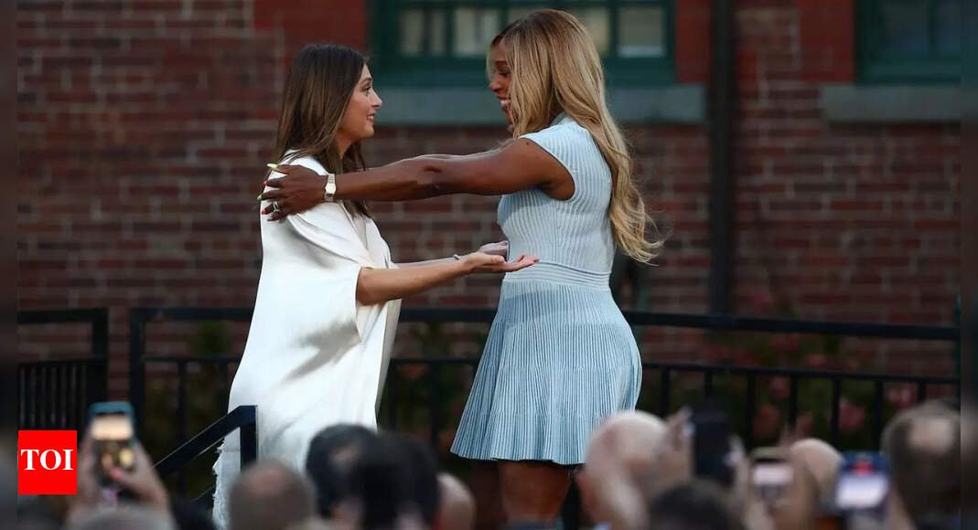 serena-surprises-crowd-to-introduce-sharapova-at-hall-of-fame-–-watch