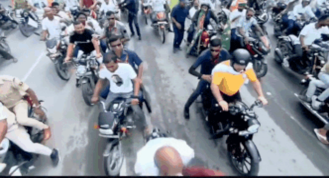 man-tries-to-approach-rahul-gandhi-during-‘voter-adhikar-yatra’;-pulled,-slapped-by-security-–-watch