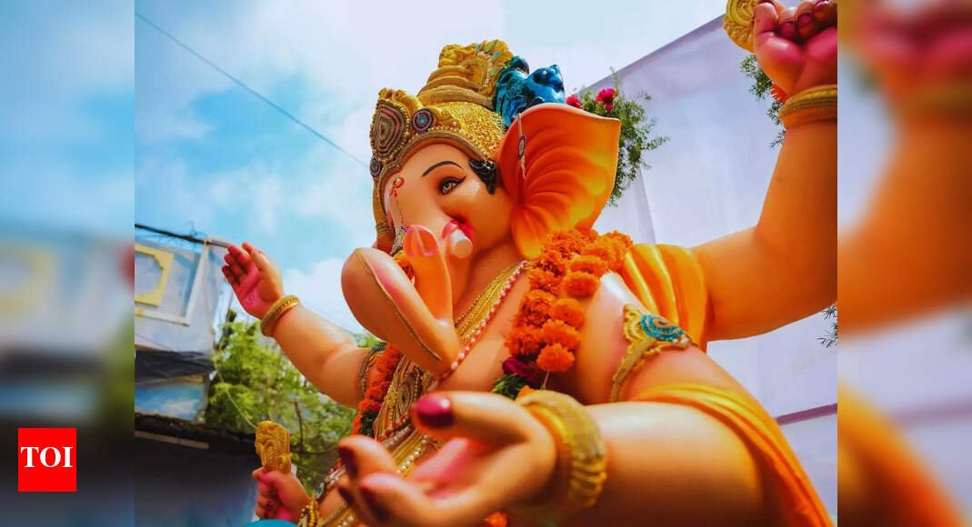 happy-ganesh-chaturthi-2025:-top-50-wishes,-messages-and-quotes-to-share-with-your-loved-ones