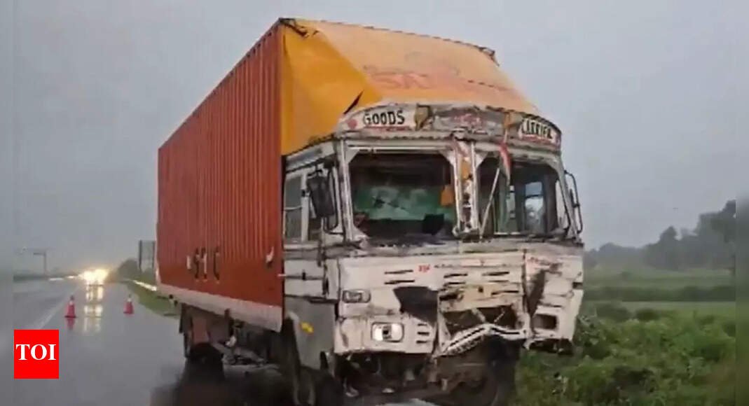 8-dead,-43-injured-as-truck-hits-tractor-trolley-carrying-pilgrims-in-bulandshahr