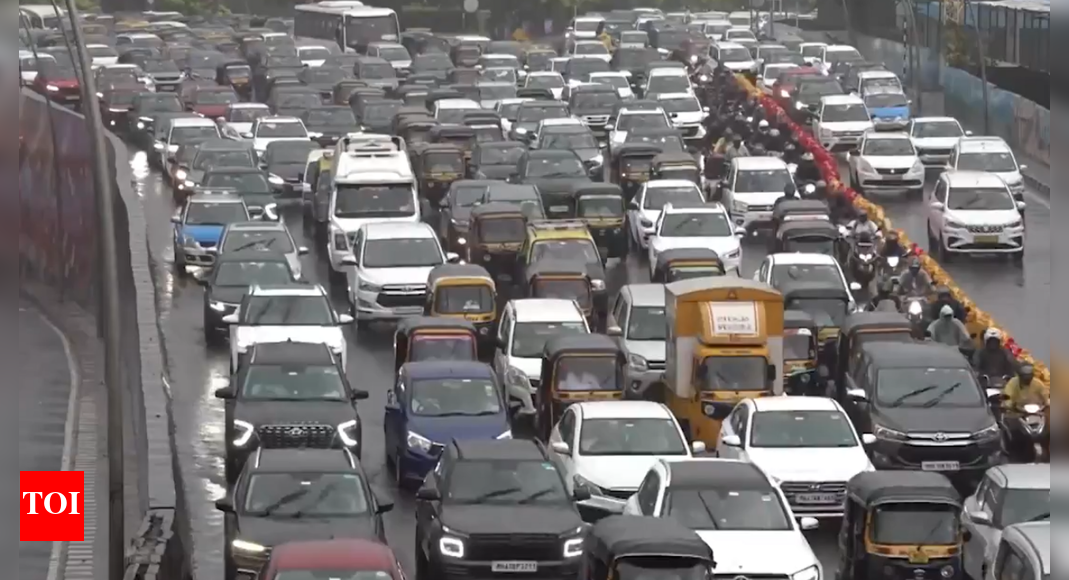 heavy-rains-lash-mumbai:-extensive-waterlogging-triggers-traffic-chaos,-flight-delays