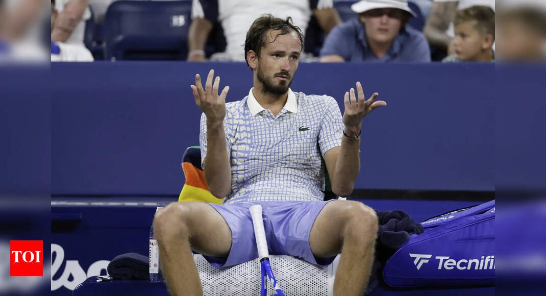 us-open-2025:-daniil-medvedev-exits-in-dramatic-fashion;-aryna-sabalenka,-novak-djokovic-progress