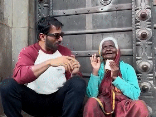 बुजुर्ग-महिला-के-गाने-से-इंप्रेस-हुए-सोनू-सूद:सोशल-मीडिया-पर-शेयर-किया-वीडियो,-कहा-हुनर-की-कोई-उम्र-नहीं-होती