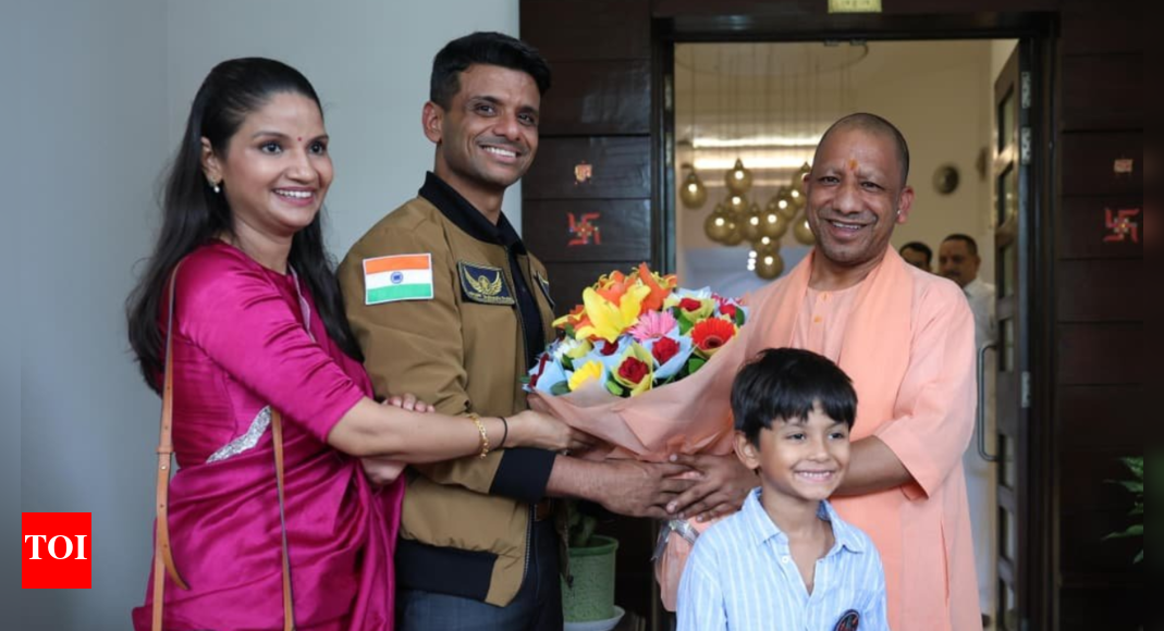 up:-shubhanshu-shukla-meets-cm-yogi-adityanath;-family-joins-in