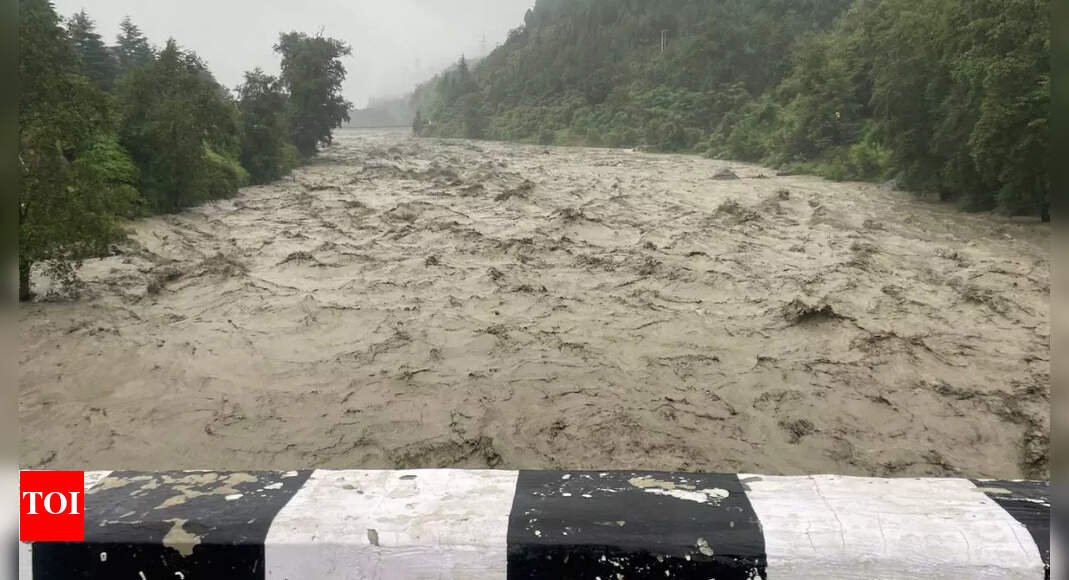 himachal-flood:-beas-river-washes-away-parts-of-chandigarh-highway;-manali-leh-road-blocked