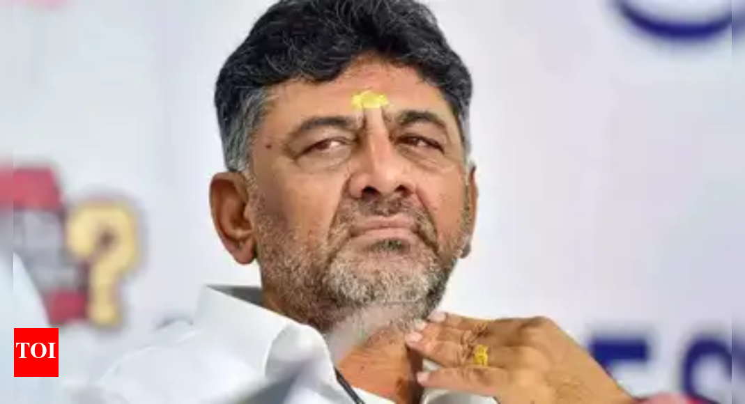 ‘tried-to-pull-bjp’s-leg’:-dks-‘apologises’-after-rss-anthem-row;-backs-gandhi-family