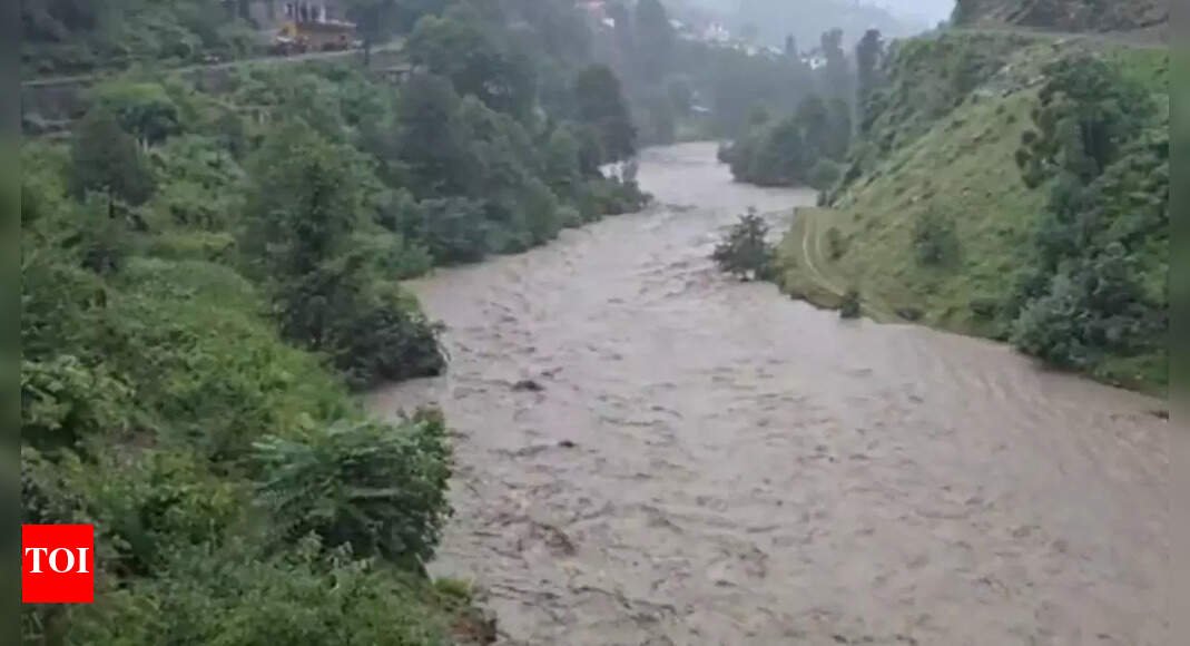 heavy-rains-lash-j&k:-landslides-reported-at-multiple-locations;-srinagar-highway-closed
