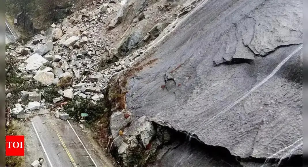 j&k-rains:-landslide-hits-mata-vaishno-devi-shrine-route;-yatra-suspended