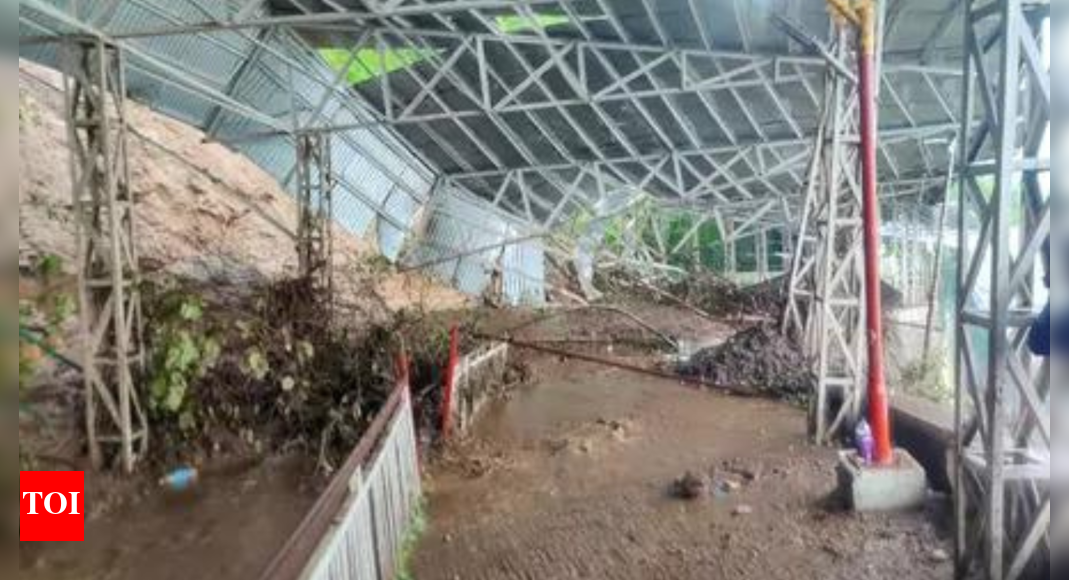 j&k-flash-floods:-landslide-near-vaishno-devi-shrine-kills-30-—-top-developments