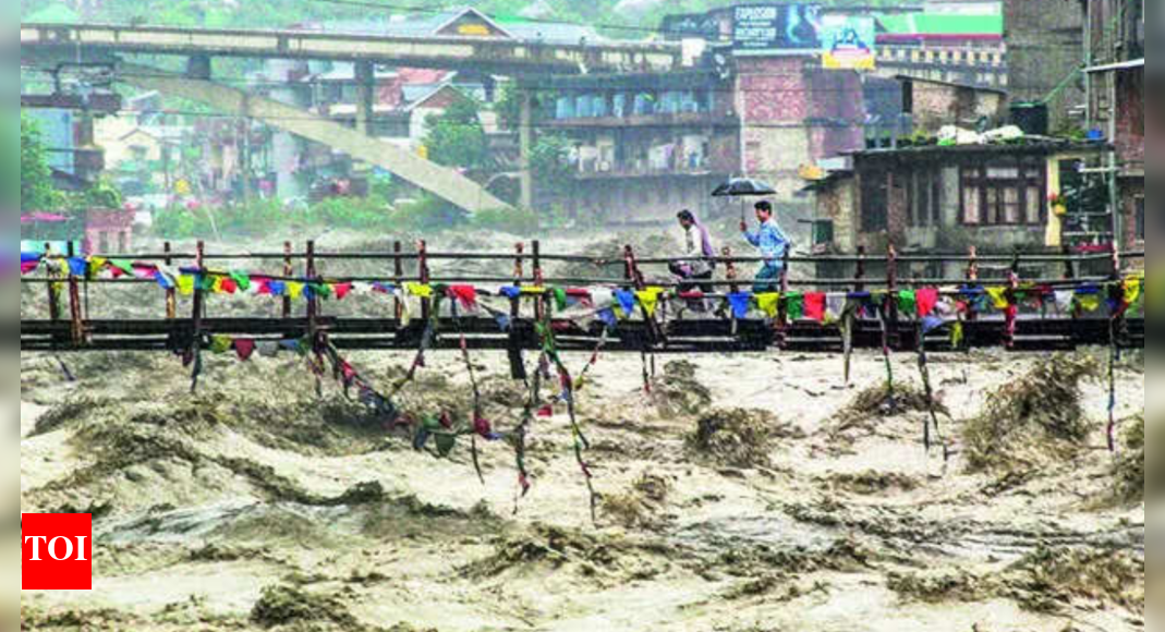 beas-fury-hits-himachal-pradesh:-bridges-washed-away,-manali-highway-damaged;-2,500-cars-stranded