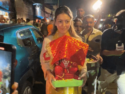 गणेश-चतुर्थी:-सेलेब्स-ने-किया-बप्पा-का-स्वागत:सोनू-सूद,-हंसिका-मोटवानी-से-लेकर-अंकिता-लोखंडे-तक,-मूर्ति-केंद्र-में-भक्ति-में-डूबे-नजर-आए-सेलेब्स