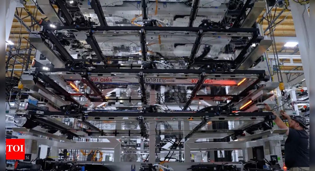 spacex-gives-rare-look-inside-starlink-factory:-70-satellites-a-week-and-mini-lasers