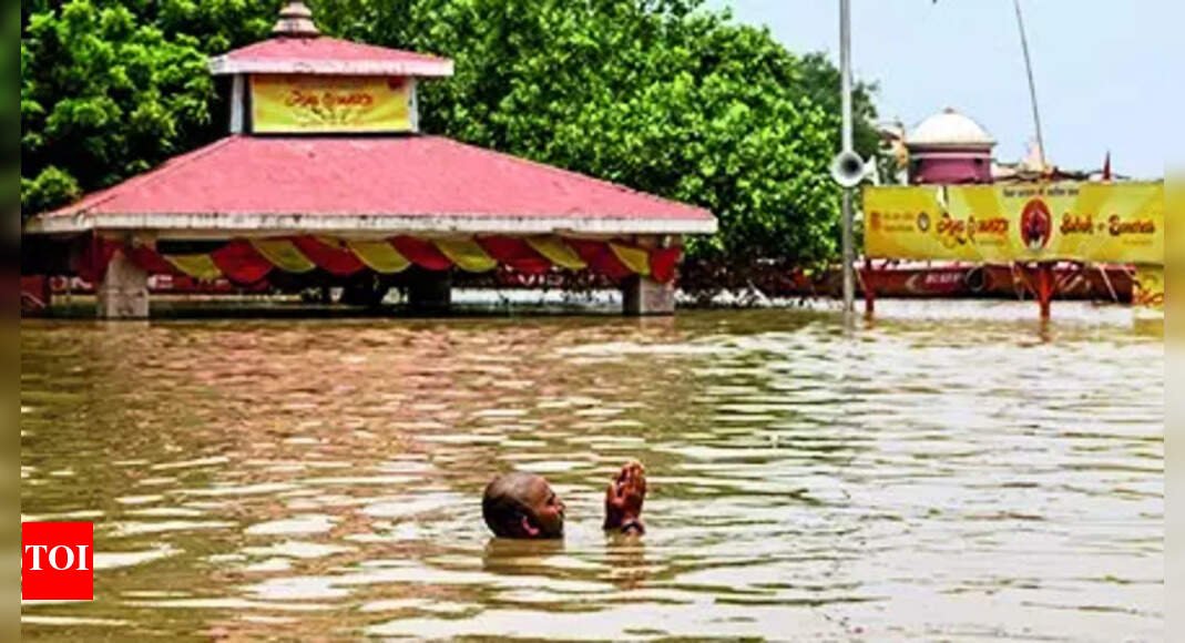 ganga-inching-towards-danger-mark-in-varanasi,-several-other-up-districts