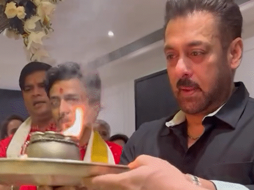 सलमान-खान-ने-परिवार-संग-मनाई-गणेश-चतुर्थी:बप्पा-की-आरती-करते-आए-नजर;-रितेश-देशमुख-और-जेनेलिया-भी-हुए-शामिल