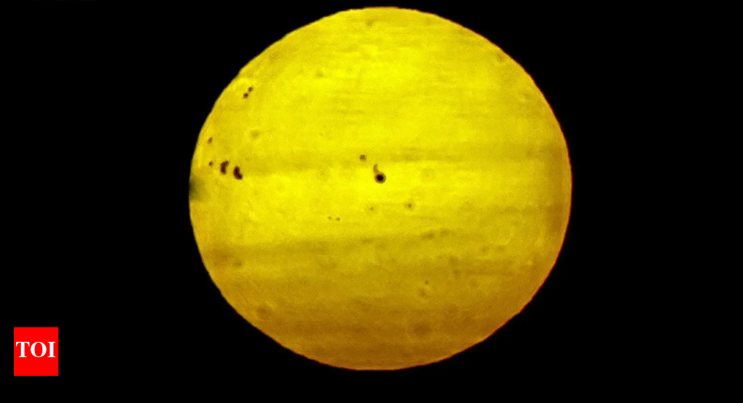 saudi-arabia:-large-sunspots-spotted-over-arar,-astronomers-explain-their-effects