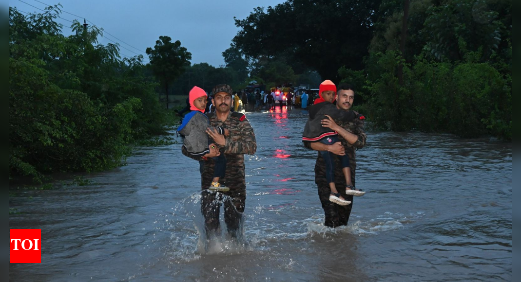 telangana-floods:-1-dead,-over-900-rescued,-highways-blocked