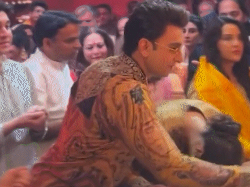 अंबानी-परिवार-के-गणेश-उत्सव-में-शामिल-हुए-सेलेब्स:शाहरुख-ने-नीता-अंबानी-को-लगाया-गले,-नए-लुक-में-रणवीर-पत्नी-दीपिका-संग-नजर-आए