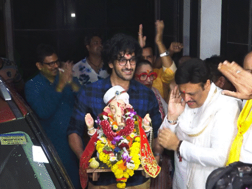 गणेश-विसर्जन-में-परिवार-के-साथ-नाचे-सलमान:गोविंदा-बेटे-और-पत्नी-के-साथ-शामिल-हुए,-अनन्या-पांडे-ने-घर-पर-बप्पा-को-विदाई-दी