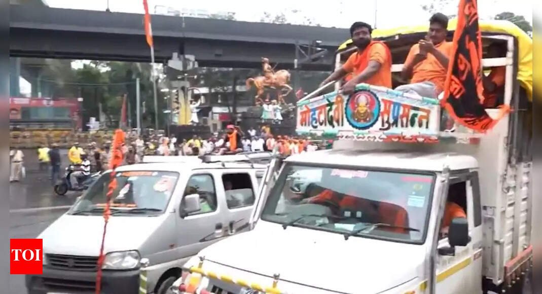 ‘give-maratha-quota-or-shoot-us’:-manoj-jarange-supporter-challenges-government