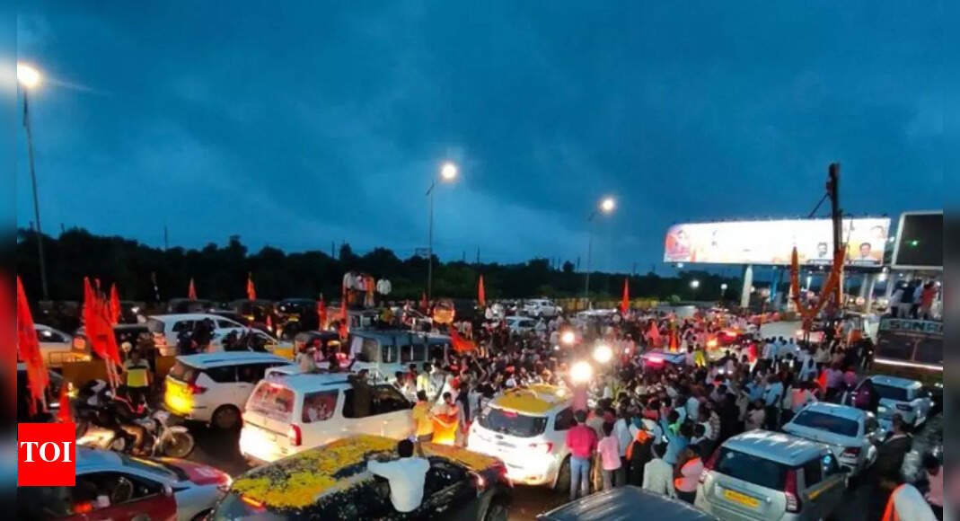 maratha-quota-protest:-mumbai-on-edge;-traffic-chokes-csmt,-buses-stuck-for-hours